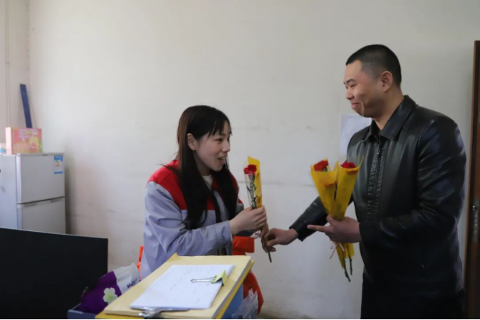 安徽新涛光电科技有限公司-三八节送鲜花