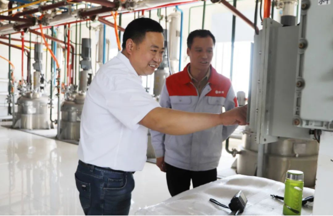 安徽新涛光电科技有限公司技术部经理朱云文与同事